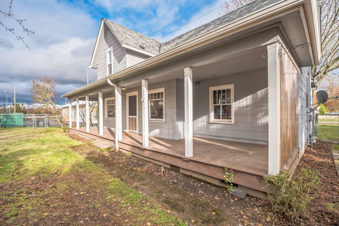 5220 NE Cornelius Pass Rd in Hillsboro, OR - Building Photo