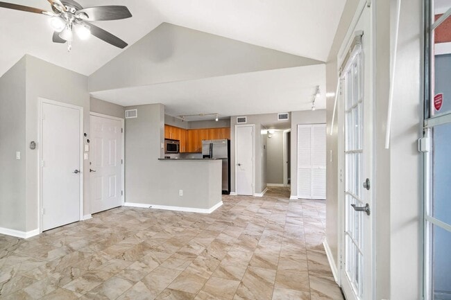 1055 Crystal Way in Delray Beach, FL - Foto de edificio - Building Photo