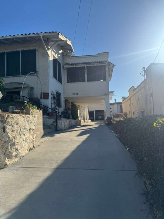 2032 Vista Del Mar Ave in Los Angeles, CA - Building Photo