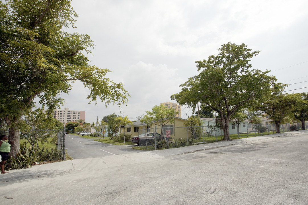 2349 NW 51st St in Miami, FL - Building Photo