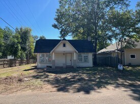111 W Wolfe St in Grand Saline, TX - Building Photo