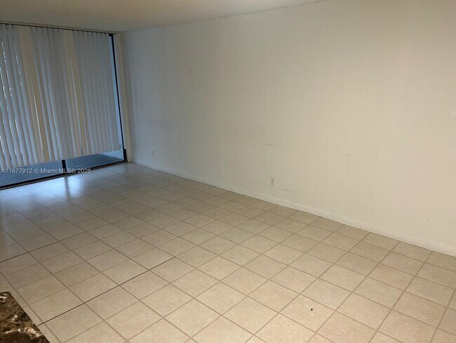 210 Lake Pointe Dr in Oakland Park, FL - Foto de edificio - Building Photo