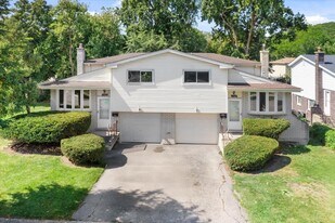 1702 N Drury Ln in Arlington Heights, IL - Building Photo