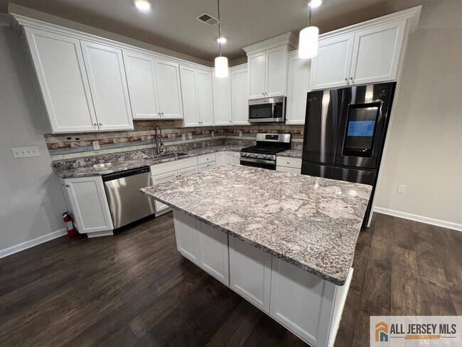 706 Greenland Square in Highland Park, NJ - Building Photo - Building Photo