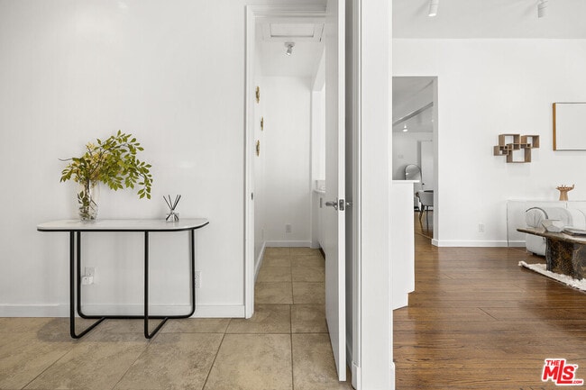 245 N Wetherly Dr in Beverly Hills, CA - Building Photo - Building Photo