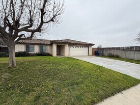 501 Lake Valley Dr in Bakersfield, CA - Building Photo