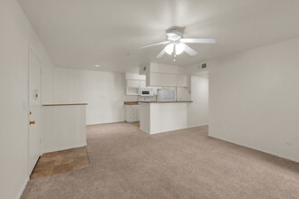 Crossing at Riverlake Apartments in Sacramento, CA - Foto de edificio - Interior Photo