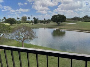 9320 S Hollybrook Lake Dr in Pembroke Pines, FL - Foto de edificio - Building Photo