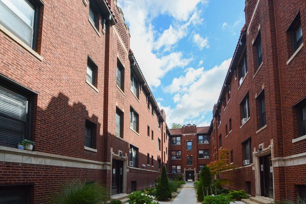 2649 N Spaulding Ave, Unit E2 in Chicago, IL - Foto de edificio