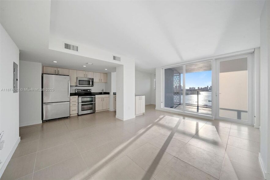 910 West Ave, Unit 1014 in Miami Beach, FL - Building Photo