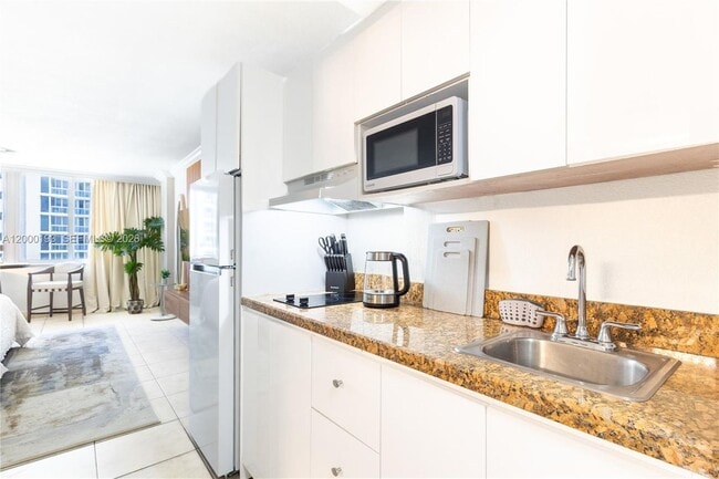 19201 Collins Ave in Sunny Isles Beach, FL - Building Photo - Building Photo