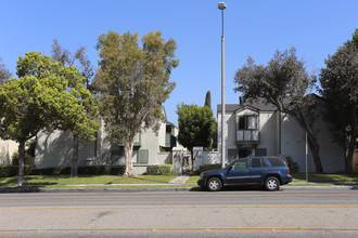 533-537 W Broadway in Anaheim, CA - Building Photo - Building Photo