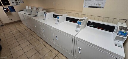 2271 First St in Ft. Myers, FL - Foto de edificio - Building Photo