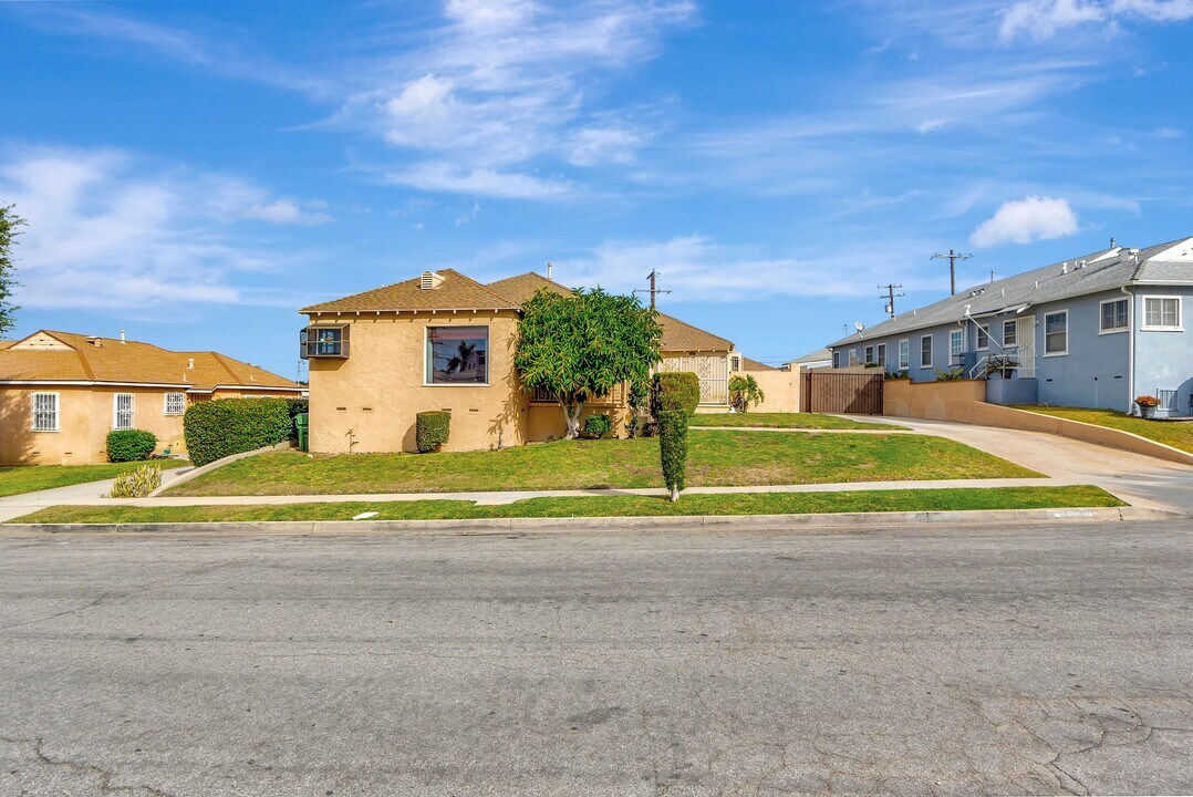 2211 W 102nd St, Unit Front Unit in Inglewood, CA - Foto de edificio