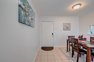 2201 Fountain View Dr in Houston, TX - Building Photo - Building Photo