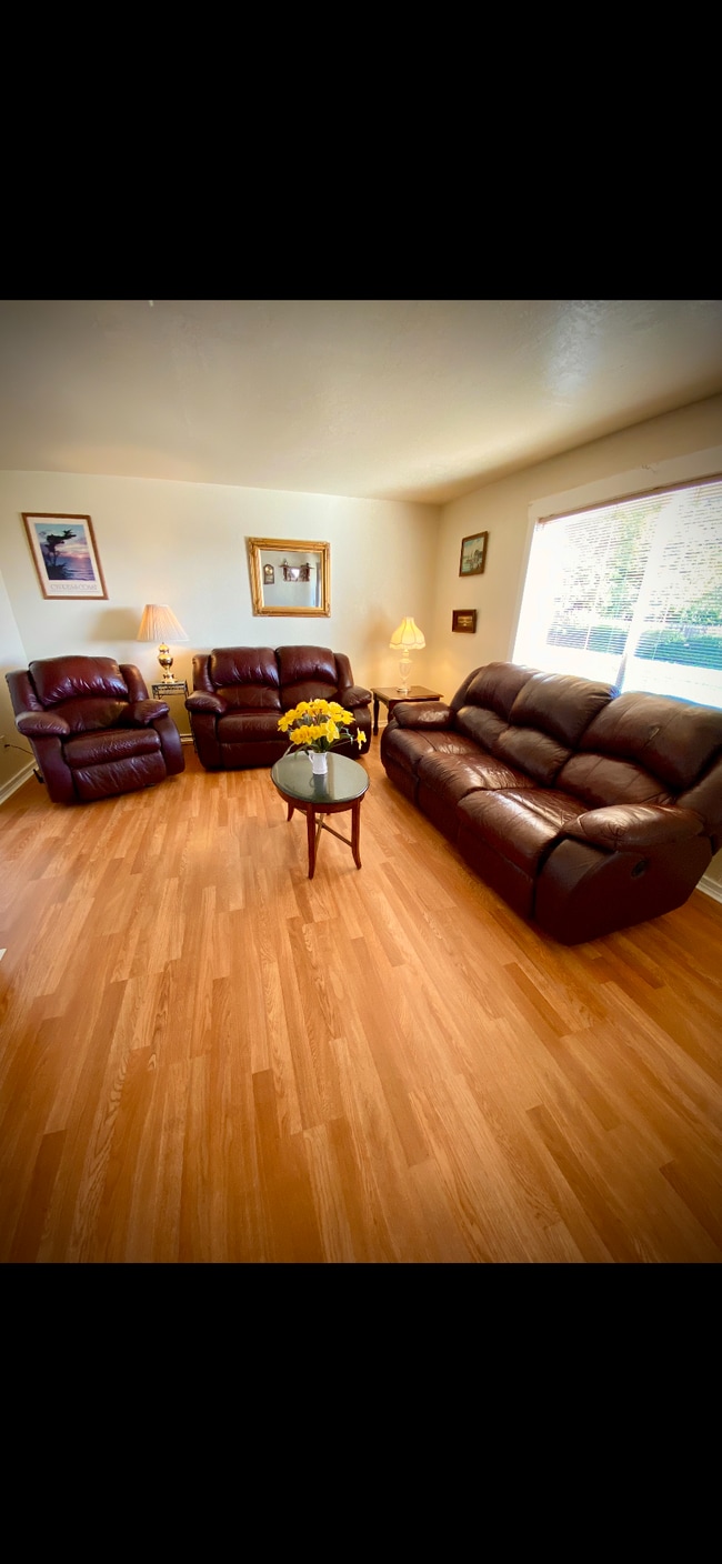 property at 1213 Barclay Ln