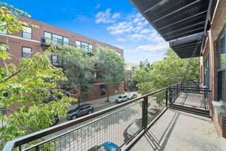 2 S Leavitt St, Unit 212 in Chicago, IL - Building Photo - Building Photo