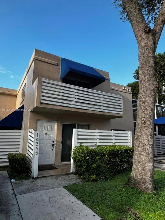 14365 SW 97th Ln in Miami, FL - Building Photo