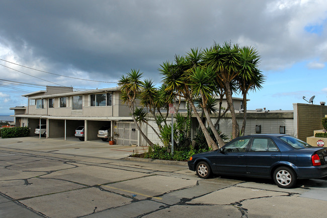 205-207 Carnation Ave in Corona Del Mar, CA - Building Photo - Building Photo