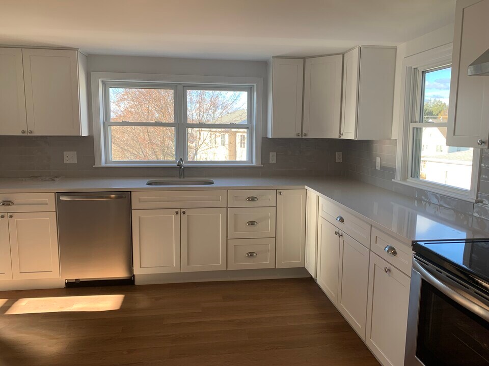 10 Barry St, Unit 3 in Peabody, MA - Building Photo