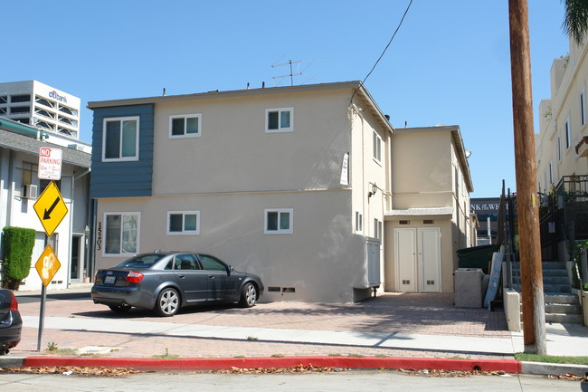 15203 Dickens St in Sherman Oaks, CA - Foto de edificio - Building Photo