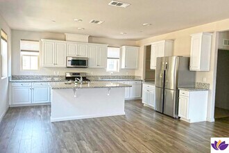 7245 N Maple Rd in Van Nuys, CA - Foto de edificio - Building Photo