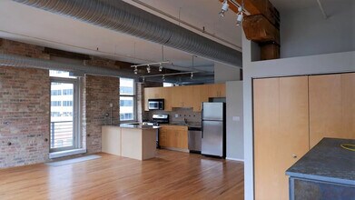 417 S Jefferson St, Unit 404B in Chicago, IL - Foto de edificio - Building Photo
