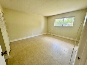 9313 Lennex Ln in Ft. Myers, FL - Foto de edificio - Building Photo