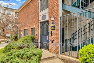 4854 Eisenhower Ave in Alexandria, VA - Building Photo