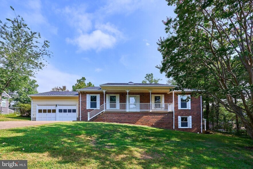 8332 Hilltop Ave in Vienna, VA - Foto de edificio