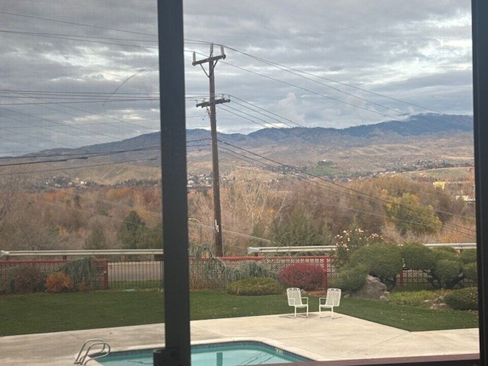 3701 W Crescent Rim Dr in Boise, ID - Building Photo