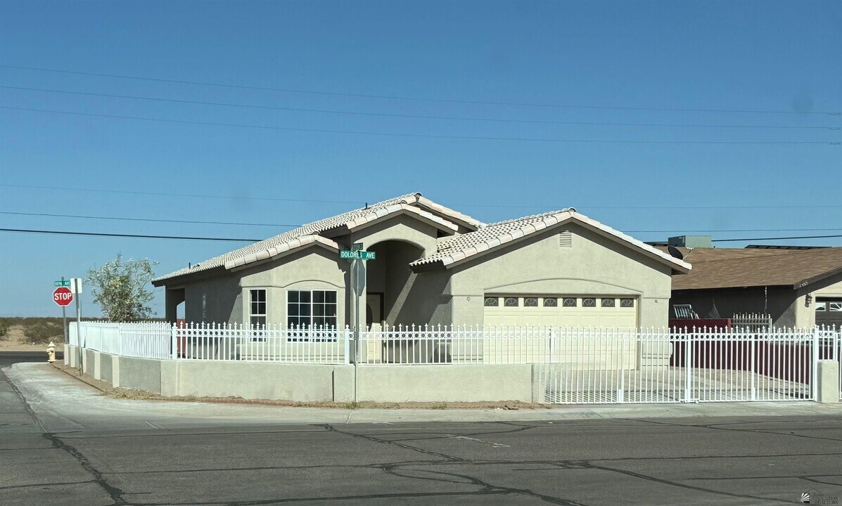 1691 Dolores Ave in San Luis, AZ - Building Photo