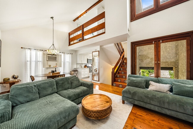 property at 906 Kings Rd