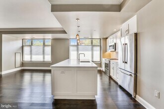 4915 Hampden Ln, Unit 101 in Bethesda, MD - Foto de edificio - Building Photo