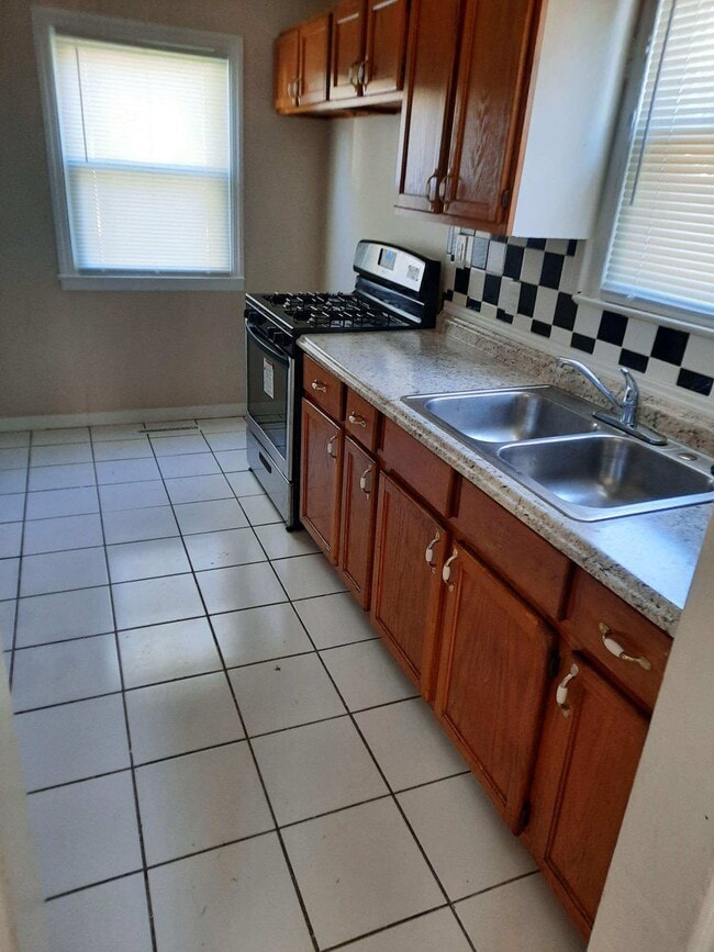 24414 Powers Ave in Dearborn Heights, MI - Building Photo - Building Photo