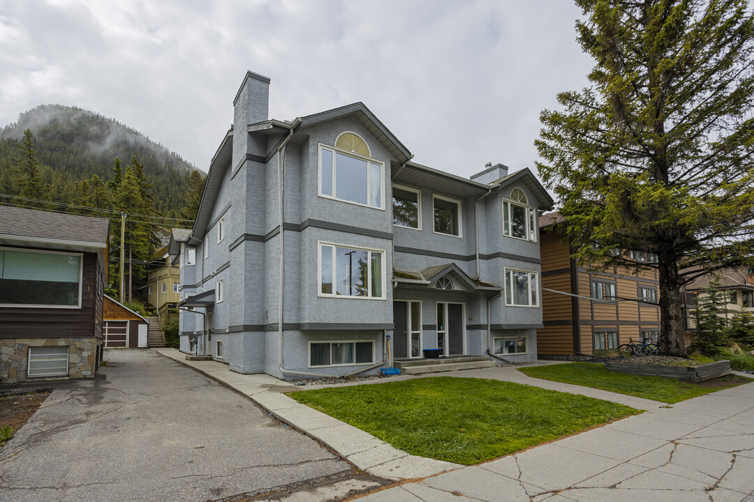 514 Banff Av in Banff, AB - Building Photo