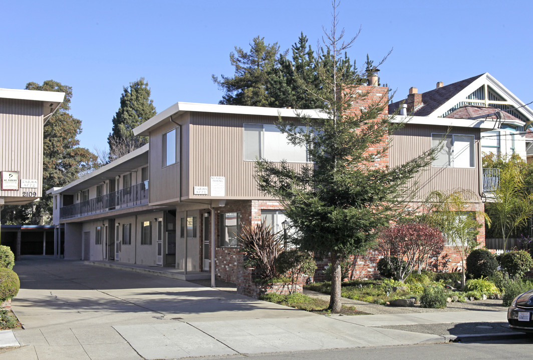 2115 Santa Clara Ave in Alameda, CA - Foto de edificio