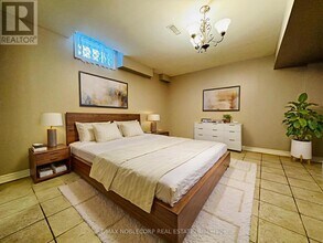 2 Lois Dr in Vaughan, ON - Building Photo - Building Photo