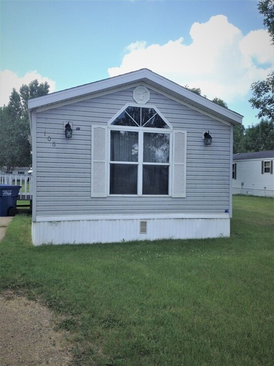 106 17th Ave SW in Watertown, SD - Building Photo