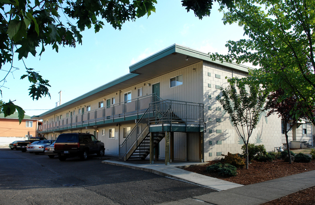 Royal Terrace in Eugene, OR - Building Photo