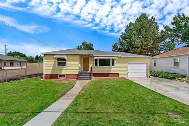 property at 4912 W Albion St