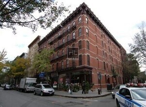 Christopher Street, Unit 13 in New York, NY - Foto de edificio - Building Photo