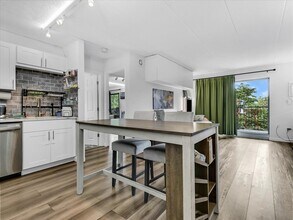 995 Massachusetts Ave, Unit 403 in Arlington, MA - Foto de edificio - Building Photo