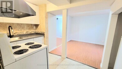 23 Bruce Beer Dr in Brampton, ON - Building Photo - Building Photo