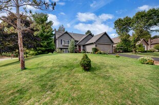 2205 Comstock Ln N in Plymouth, MN - Building Photo
