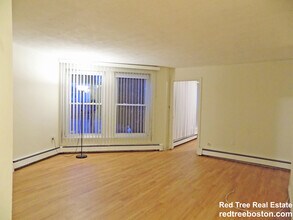 2045 Commonwealth Ave, Unit O in Boston, MA - Foto de edificio - Building Photo