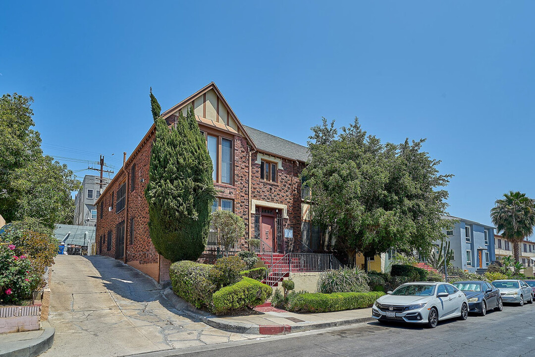 154 N Edgemont St in Los Angeles, CA - Building Photo