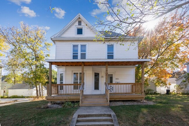 416 W 4th St in Cedar Falls, IA - Foto de edificio - Building Photo