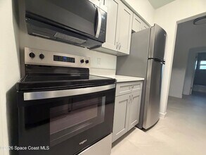 154 Crescent Beach Dr, Unit 1 in Cocoa Beach, FL - Foto de edificio - Building Photo