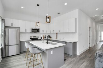 4909 Higgins St in Houston, TX - Foto de edificio - Building Photo
